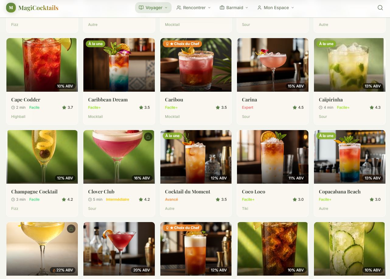 Cocktail signature préparé à base d'agrume et glace pilée, photographié dans une ambiance végétale chaleureuse